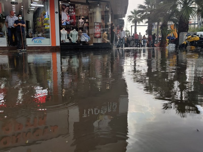 İzmir’de kuvvetli yağış ve dolu! Her yağmurda aynı manzara
