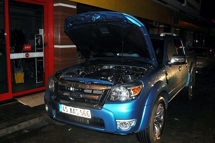 Manisa’da 3 otomobil kundaklandı!