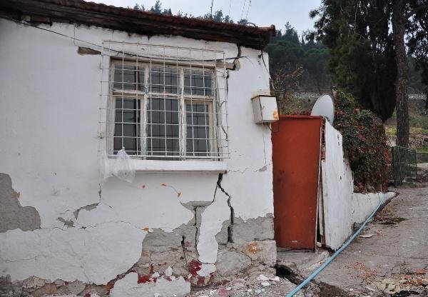 Manisa’da ölüm korkusu! 5 ev tahliye edildi