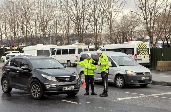 son-dakika-trafik-cezalarina-yuzde-200-artis-geliyor-hiz-sinirini-asanlarin-da-ehliyetine-el-konulacak-1744357085663.jpeg