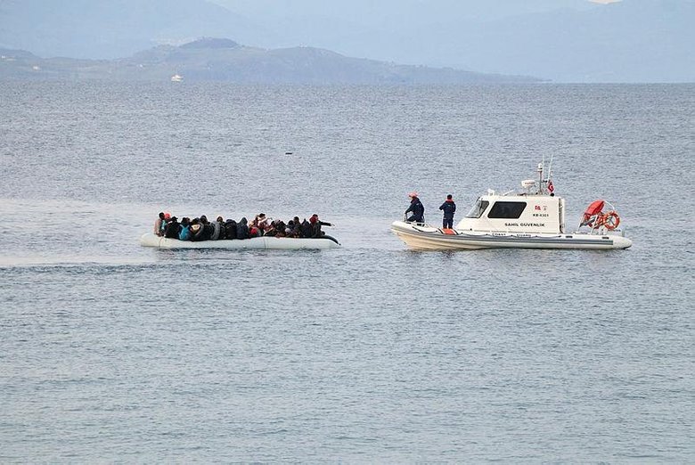 Batmak üzere olan göçmen botu böyle kurtarıldı