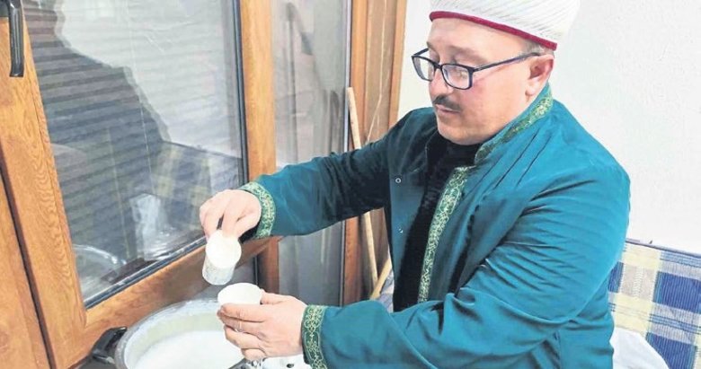 Miraç Kandili’nde 663 yıllık camide 80 kilo süt dağıtıldı