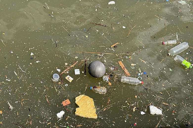 İzmir Körfezi bu kez de sağanak yağmur sonrası çöple doldu