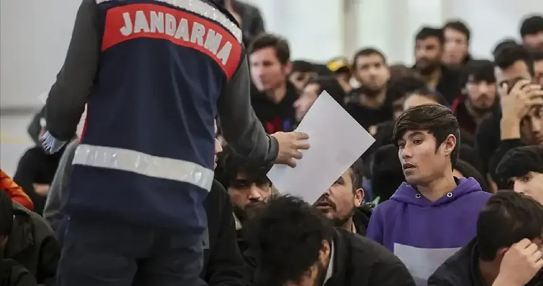 Çanakkale açıklarında bir grup göçmen ve 1 göçmen kaçakçısı şüphelisi yakalandı!