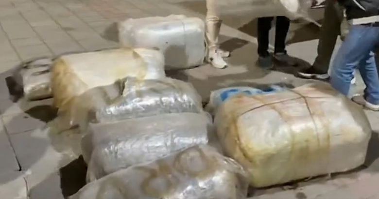 İzmir’de çuval çuval uyuşturucu madde ele geçirildi