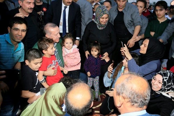 Erdoğan’dan iftarı bekleyen vatandaşlara sürpriz