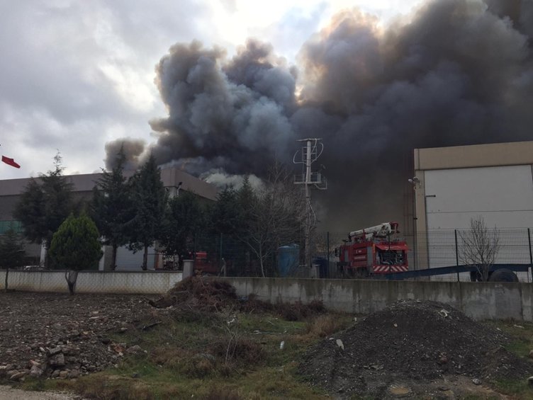 Manisa Organize Sanayi Bölgesi’ndeki plastik fabrikasında yangın!