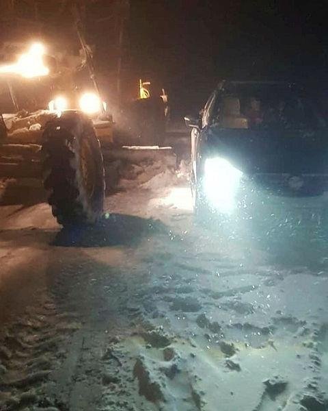 Aniden bastıran kar yağışında köy yolunda mahsur kaldılar