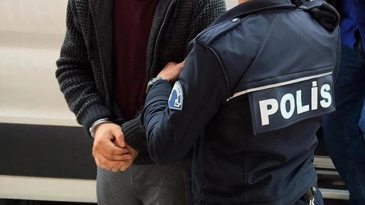 İzmir merkezli sahte vatandaşlık soruşturmada 3 gözaltı
