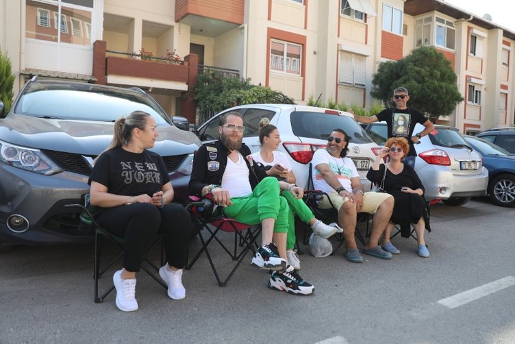 İzmir’de LGS heyecanı! Çocuklarını kapıda beklediler
