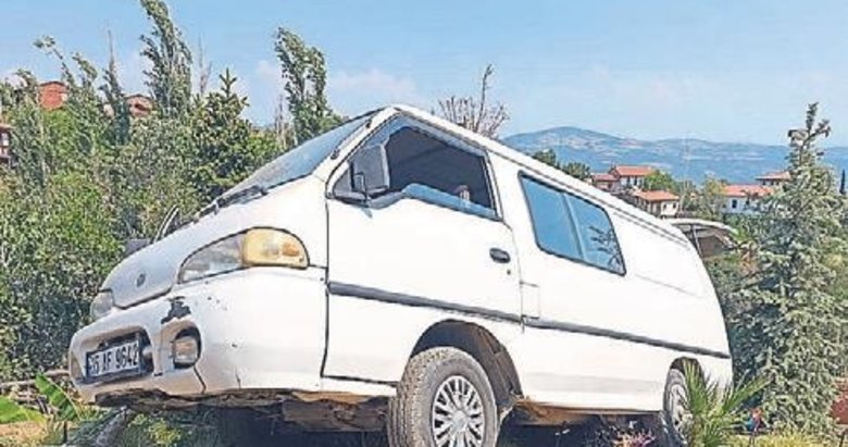 Panelvanın altında kalan isçi hayatını kaybetti