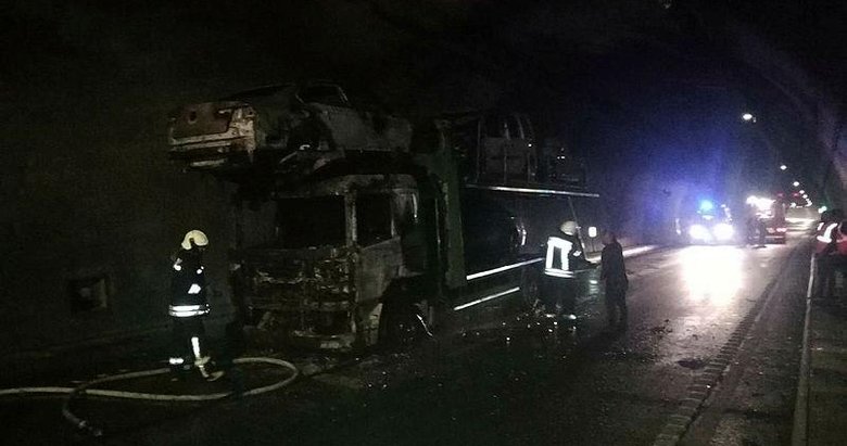 Sabuncubeli Tüneli’nde otomobil yüklü tır alev alev yandı