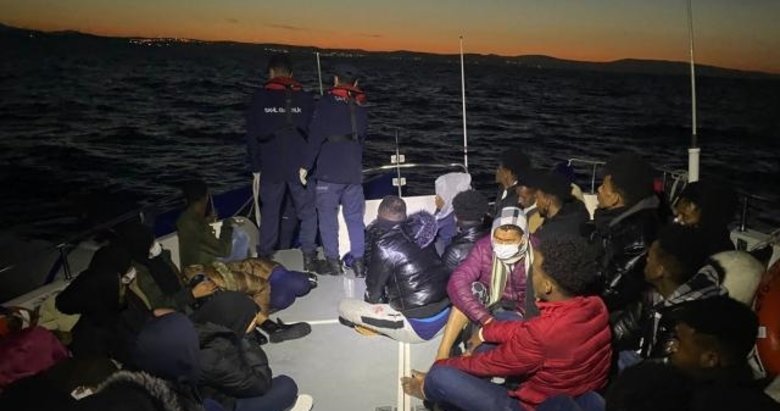 İzmir açıklarında Türk kara sularına geri itilen 49 düzensiz göçmen kurtarıldı