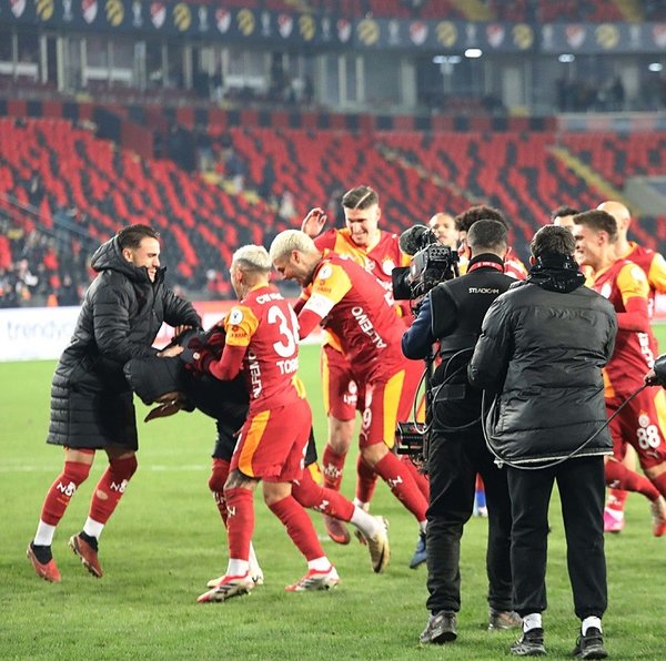 super-kupada-ilk-finalist-belli-oldu-galatasaray-trabzonsporu-maglup-etti-4-1-1767642722119.jpeg