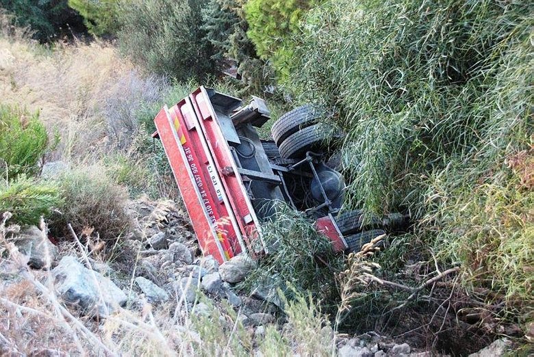 Freni boşalan vinç otomobili ezdi, şarampole uçtu