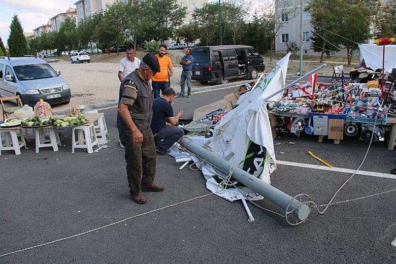 Kütahya’da şiddetli rüzgar hayatı felç etti! Pazar tezgahları devrildi, çadırlar uçtu