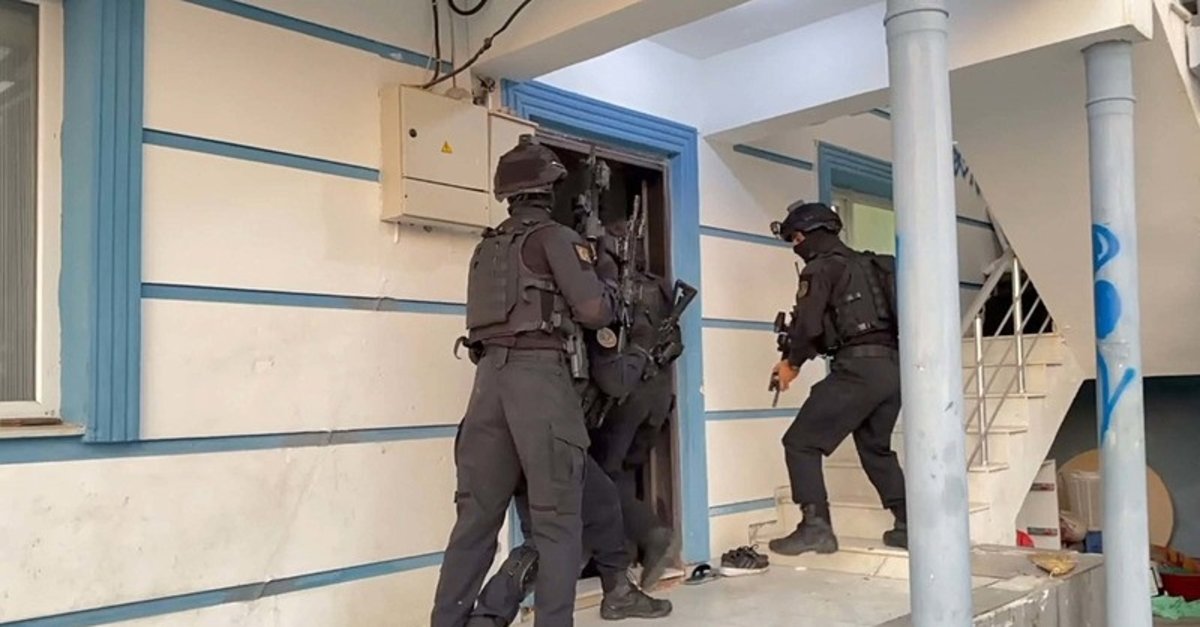 İzmir’de Saraçlar'a operasyon: Hesap hareketliliği dudak uçuklatan cinsten