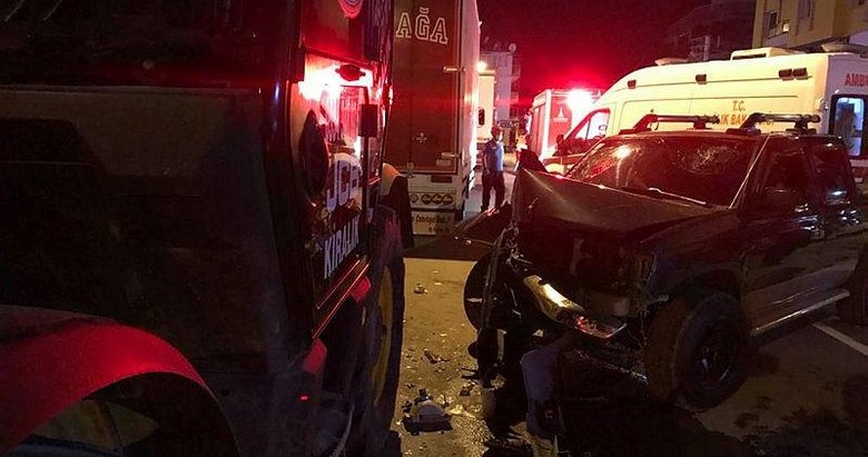 İzmir’de pikabın park halindeki iş makinasına çarpması sonucu 4 kişi yaralandı