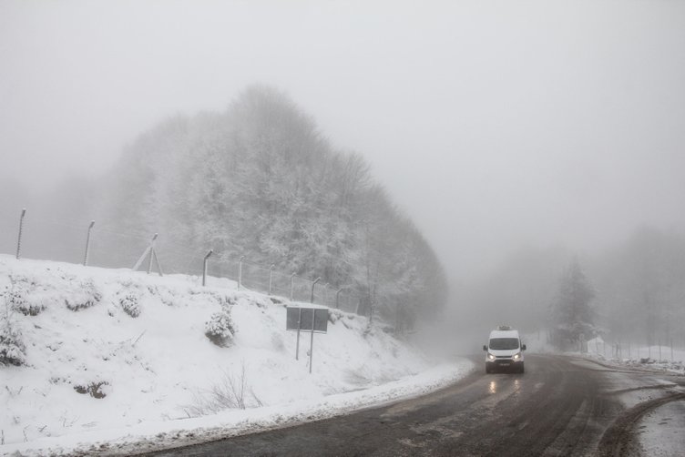 Kütahya’da kar yağışı ve yoğun sis hakim
