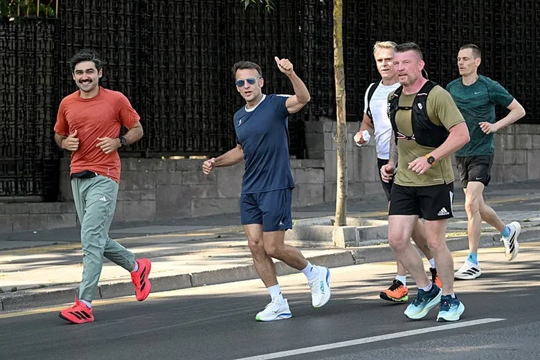 fransa-cumhurbaskani-macron-segmenler-parkinda-kostu-1783492492193.jpeg