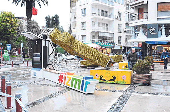 Deniz taştı, İzmir battı
