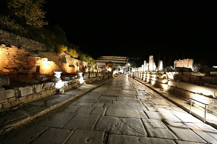 Efes Antik Kenti’nde gece müzeciliği bugün başlıyor