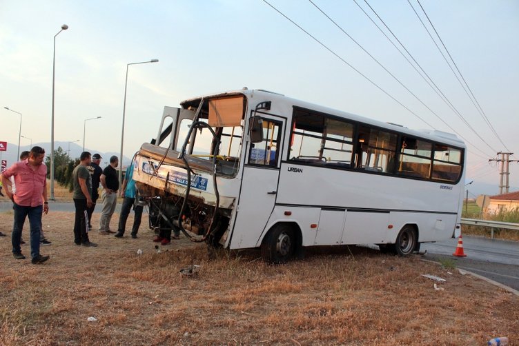 Aydın’da kamyonla midibüs çarpıştı: 7 yaralı