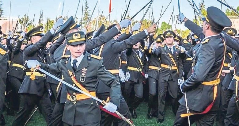 Korsan yeminci teğmenler için ihraç kararı bekleniyor