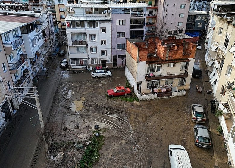 izmirde-saganak-sonrasi-vali-elbandan-aciklama-9-fabrika-ve-5-konut-hasar-gordu-1769765780511.jpeg