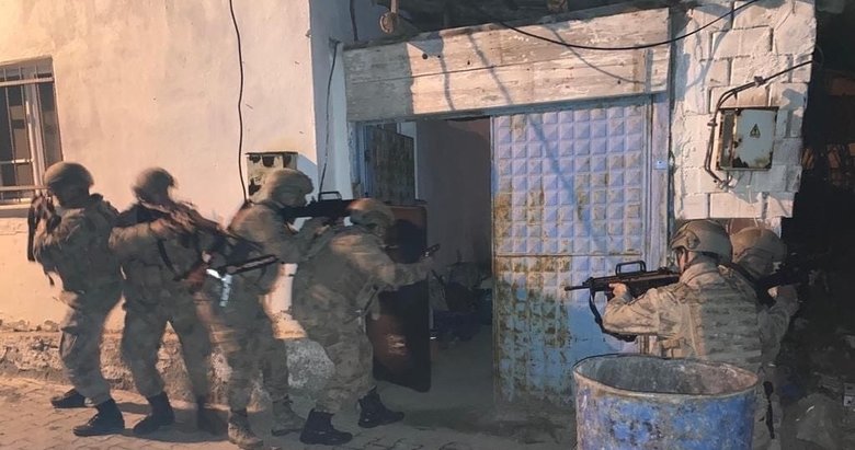 Jandarmadan baskın! Ev değil adeta cephanelik