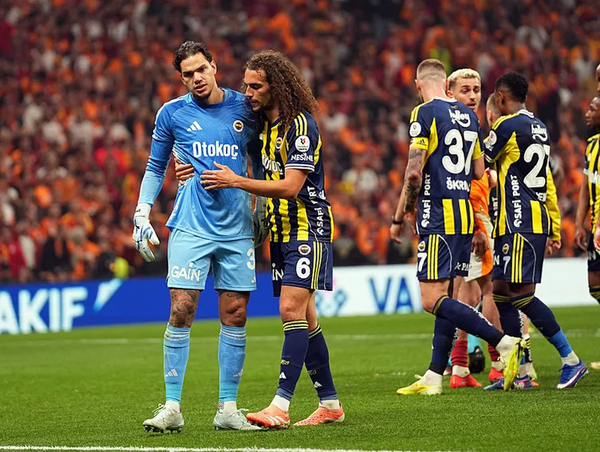 taraftar-topa-tutmustu-fenerbahcede-ederson-icin-son-karar-tedescoya-yapilan-ona-yapilmayacak-1777704331246.png
