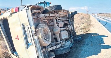 Devrilen minibüsteki 2 kişi ağır yaralandı
