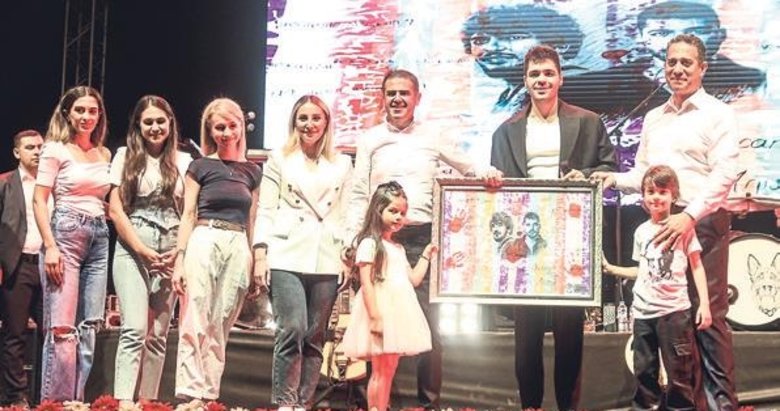 Emircan İğrek’e anlamlı hediye