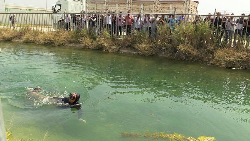 Adana’da sulama kanalındaki cesedi film gibi izlediler
