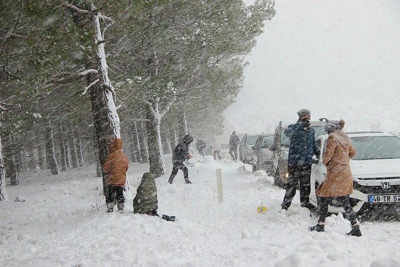 Ne Uludağ, ne Palandöken, burası Muğla! Binlerce vatandaş oraya akın etti