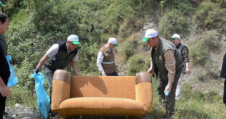 Orman temizliğinde çöplerin arasından çıkanlar ’pes’ dedirtti