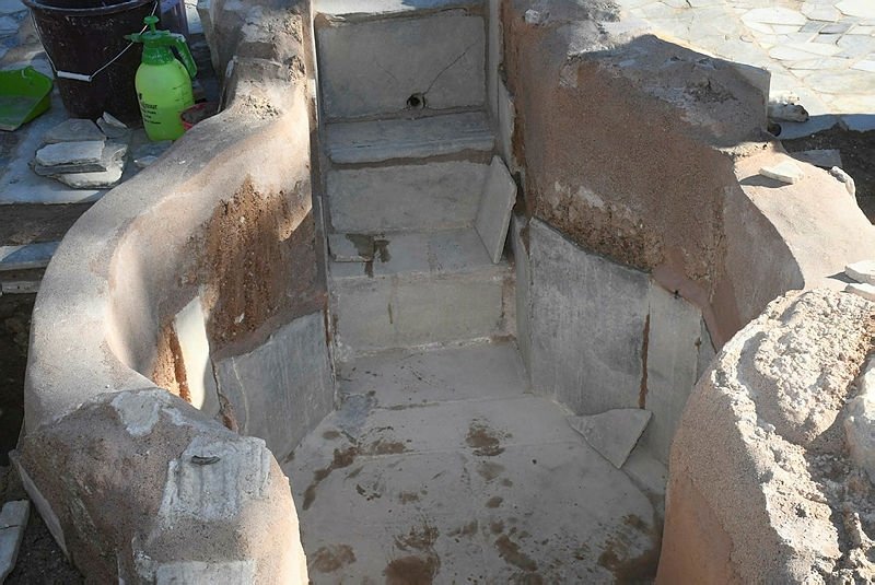 Kuşadası Kadı Kalesi’ndeki 1600 yıllık vaftizhane gün yüzüne çıkartıldı