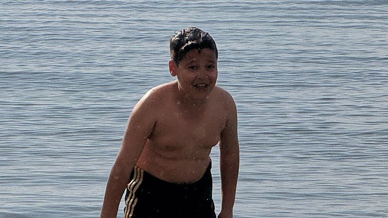 Kuşadası’nda yağmurlu havada deniz keyfi yaptılar