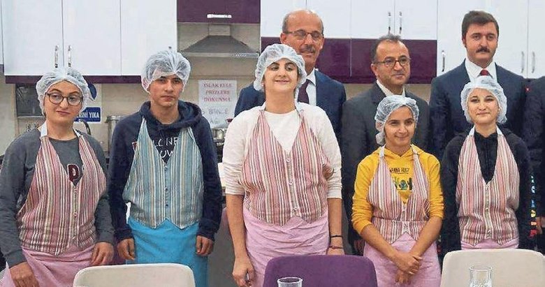 Bu okul fabrika gibi çalışıyor