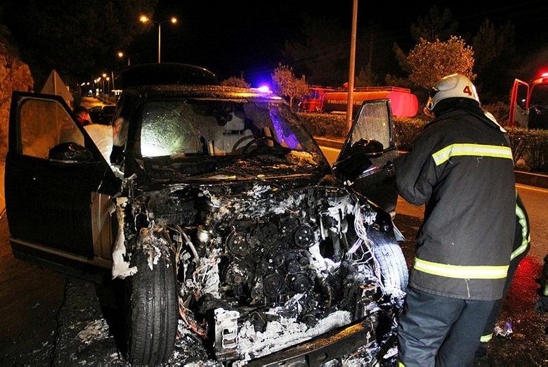 Araç birden alev topuna döndü! Canını zor kurtardı