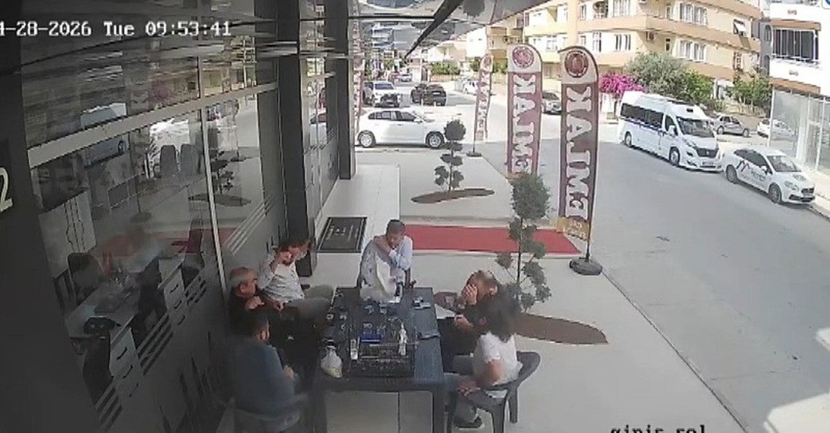 Mersin'de ilginç olay! Çay içerken masaya tavuk düştü