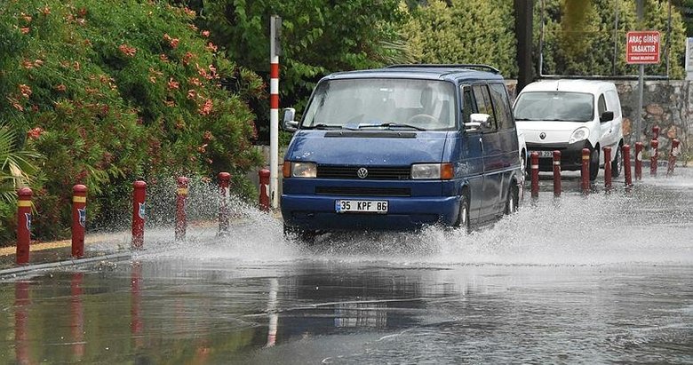 İzmir’de sağanak yağışta yine bildik manzaralar