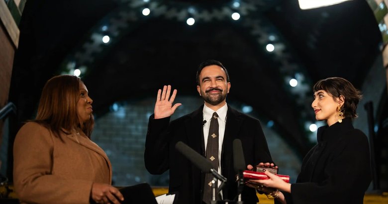 Mamdani Kur’an-ı Kerim’e el basarak göreve başladı