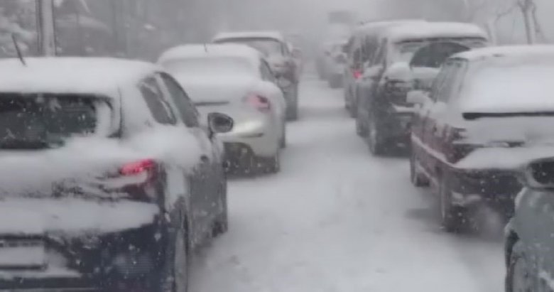 İzmir’de ulaşıma kar engeli: Onlarca vatandaş araçlarında mahsur kaldı