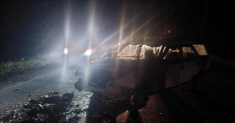İzmir’de iki otomobil kafa kafaya çarpştı
