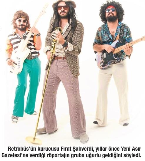 Şarkılar ve kostümlerle nostaljik müzik yolculuğu