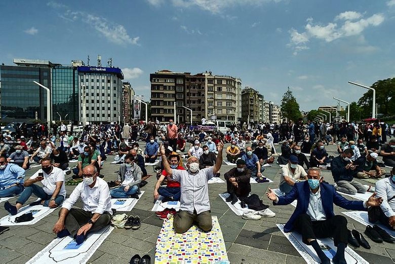 İstanbul’da tarihi gün! Taksim Camii’nde ilk ezan ilk namaz