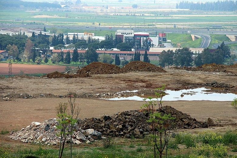 Büyükşehir’e ’moloz’ protestosu: İzmir’in çöpünü Menemen kaldıramaz