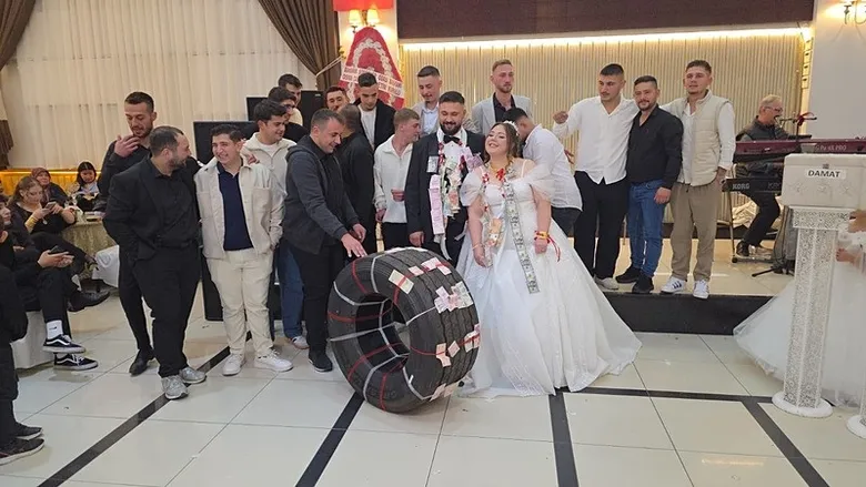 Düğünde ilginç anlar! Takıyı kuyumcudan değil sanayiden aldılar