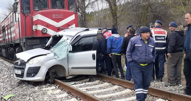Uşak’ta tren, hafif ticari araca çarptı: 2 ölü, 2 yaralı